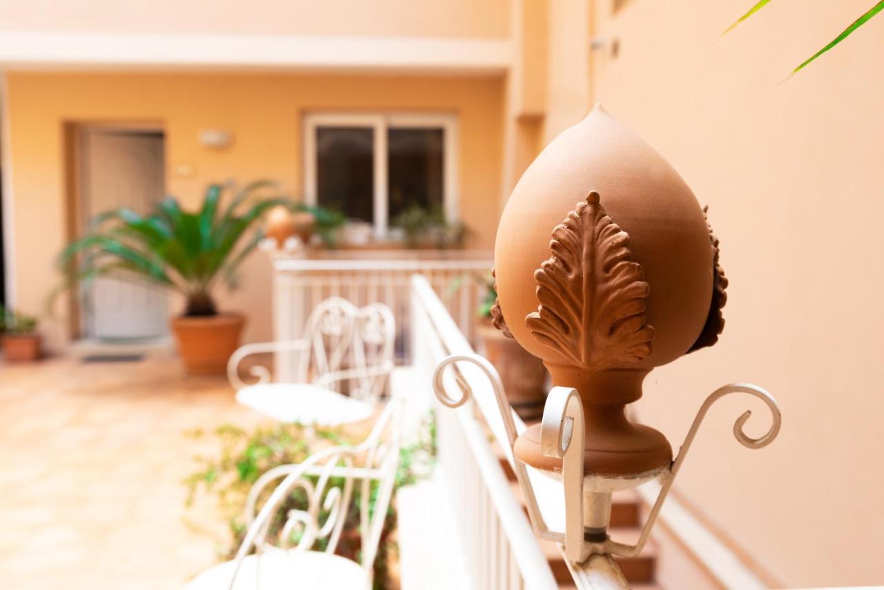 Palazzo Leo Suite And Apartment เลชเช ภายนอก รูปภาพ