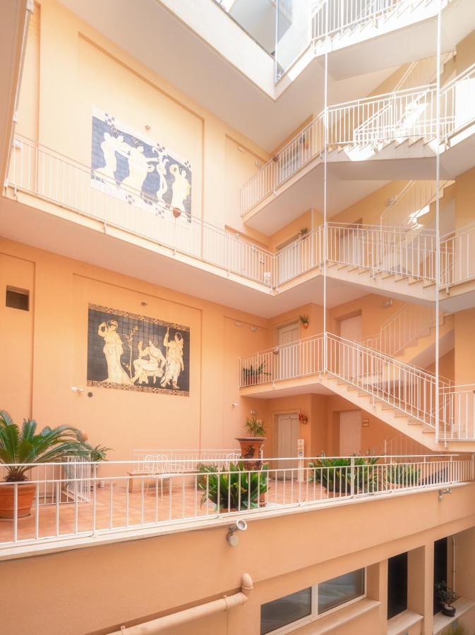Palazzo Leo Suite And Apartment เลชเช ภายนอก รูปภาพ