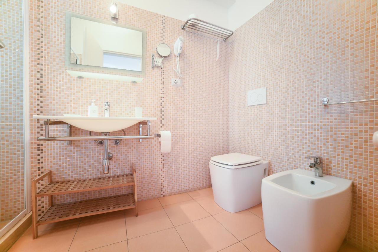 Palazzo Leo Suite And Apartment เลชเช ภายนอก รูปภาพ