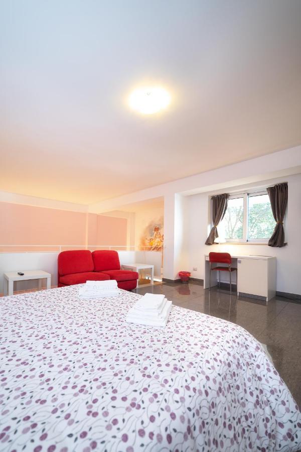 Palazzo Leo Suite And Apartment เลชเช ภายนอก รูปภาพ