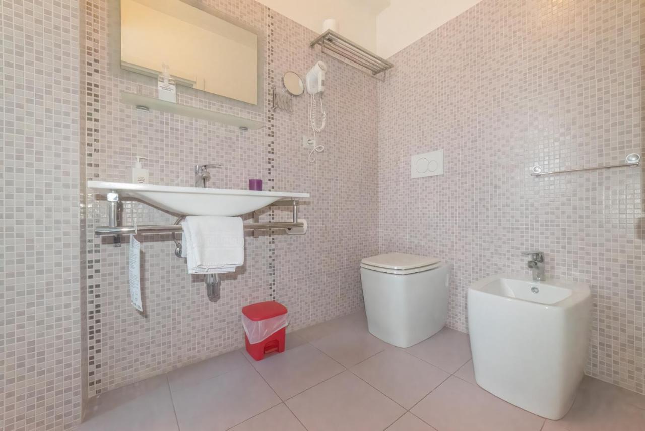 Palazzo Leo Suite And Apartment เลชเช ภายนอก รูปภาพ
